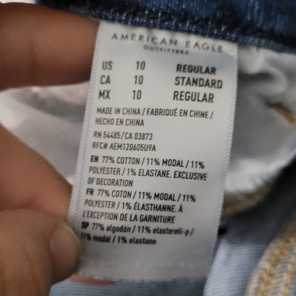 AMERICAN EAGLE | Curvy mom high waist distressed busted knee jeans - Picture 9 of 10